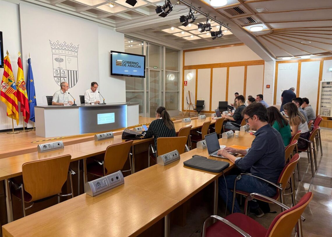 El director general de Interior y Emergencias del Gobierno de Aragón, Miguel Ángel Clavero, y el consejero de Hacienda, Interior y Administración Pública, Roberto Bermúdez de Castro.GOBIERNO DE ARAGÓN