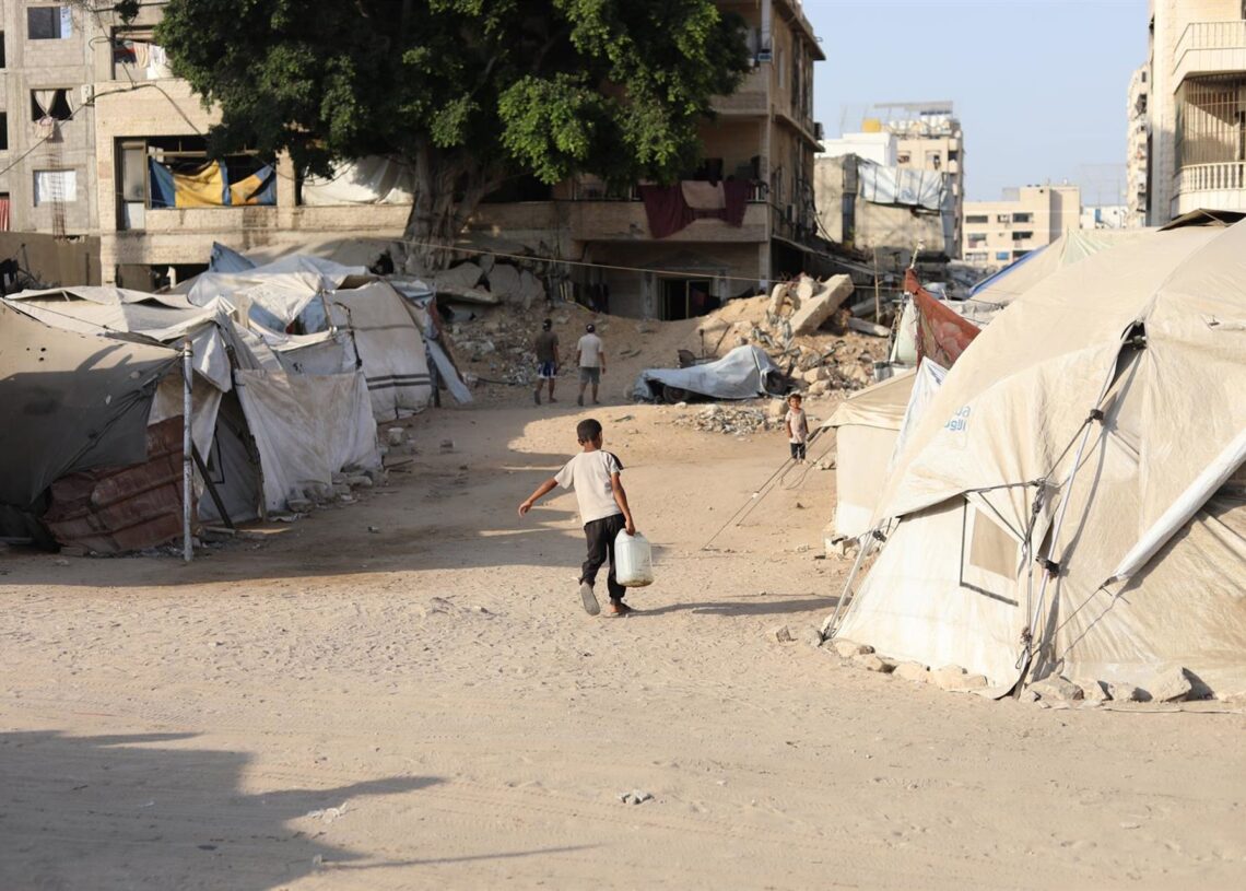 Imagen de archivo de un niño con una garrafa de agua en Gaza.NOUR ALSAQQA
