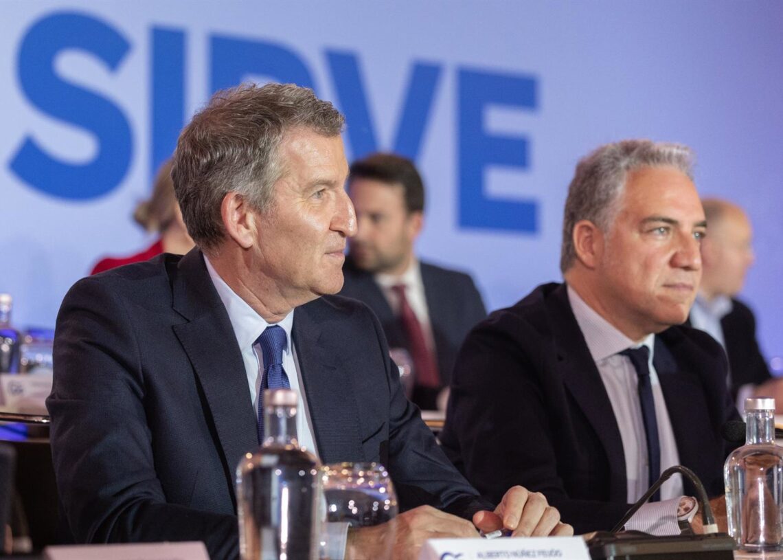 Archivo - El presidente del PP, Alberto Núñez Feijóo, junto al vicesecretario de Coordinación Autonómica, Local y Análisis Electoral del PP, Elías Bendodo, durante la Junta Directiva Nacional del Partido Popular, a 3 de febrero de 2025, en Madrid (España)Eduardo Parra - Europa Press - Archivo