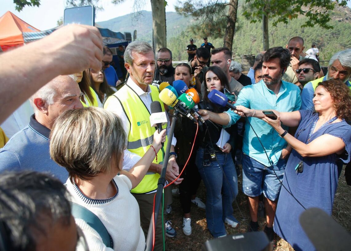 El presidente de la Xunta, Alfonso Rueda, atiende a los medios de comunicación, tras visitar Quiroga.Carlos Castro - Europa Press