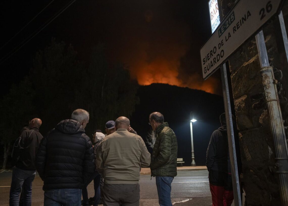 Varias personas observan el incendio, a 20 de agosto de 2025, en Boca de Huérgano, León, Castilla y León (España). Lorena Sopêna - Europa Press