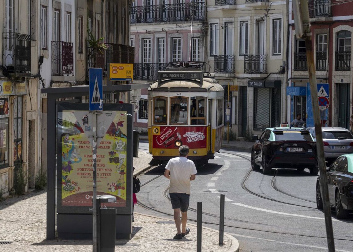 Un tranvía circula por una calle de Lisboa, PortugalEuropa Press/Contacto/Jorge Castellanos