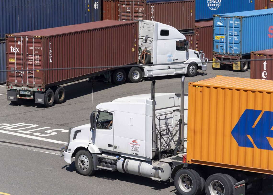 Camiones transportan contenedores al puerto de Seattle, en Estados Unidos  Europa Press/Contacto/M. Scott Brauer