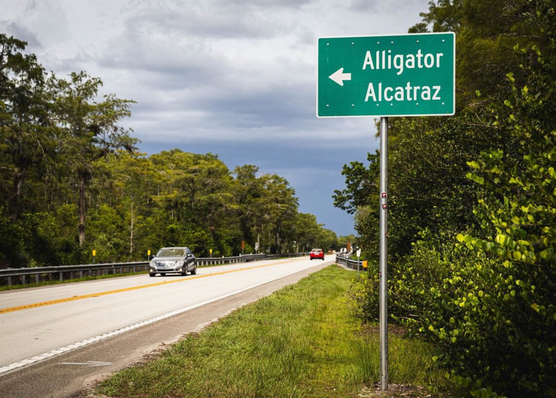 Señal indicando la dirección hacia el  'Alligator Alcatraz' , Florida  Europa Press/Contacto/Dave Decker