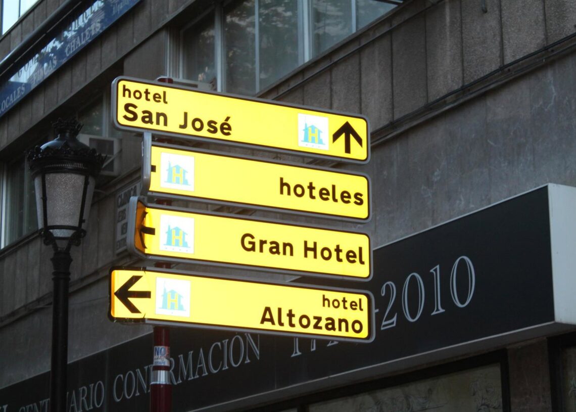 Archivo - Carteles señalizando establecimientos hotelerosEUROPA PRESS - Archivo