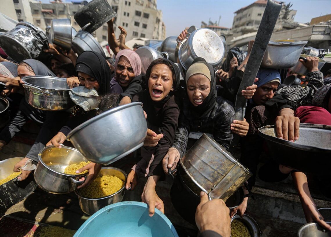 Imagen de archivo de desplazados en Gaza esperando para recibir alimentos.Europa Press/Contacto/Rizek Abdeljawad