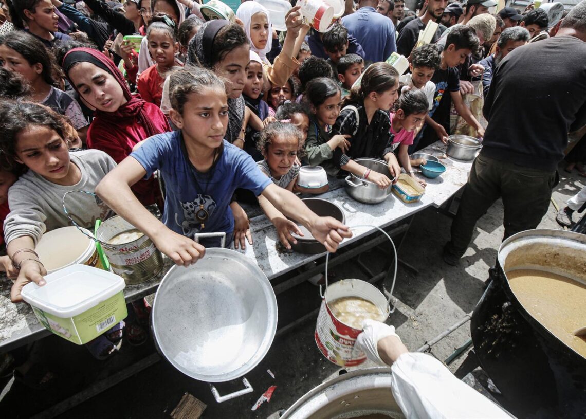 Archivo - Imagen de archivo de un grupo de palestinos esperando para recibir ayuda alimentaria en Gaza.Europa Press/Contacto/Omar Ashtawy - Archivo
