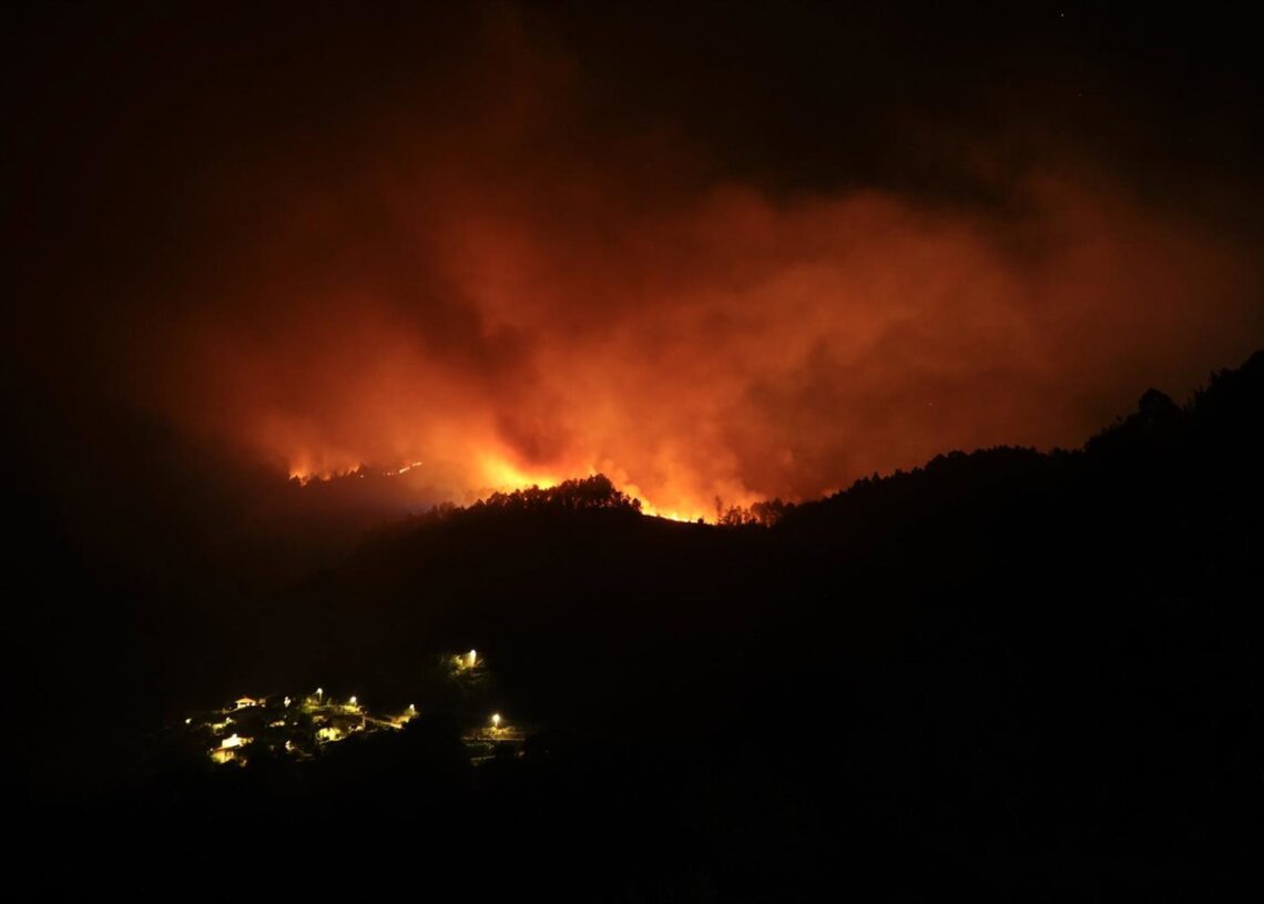 Vista del fuego en Miradoiro do Alto da Picota, a 22 de agosto de 2025, en Os Peares, Ourense, Galicia (España).Gustavo de la Paz - Europa Press
