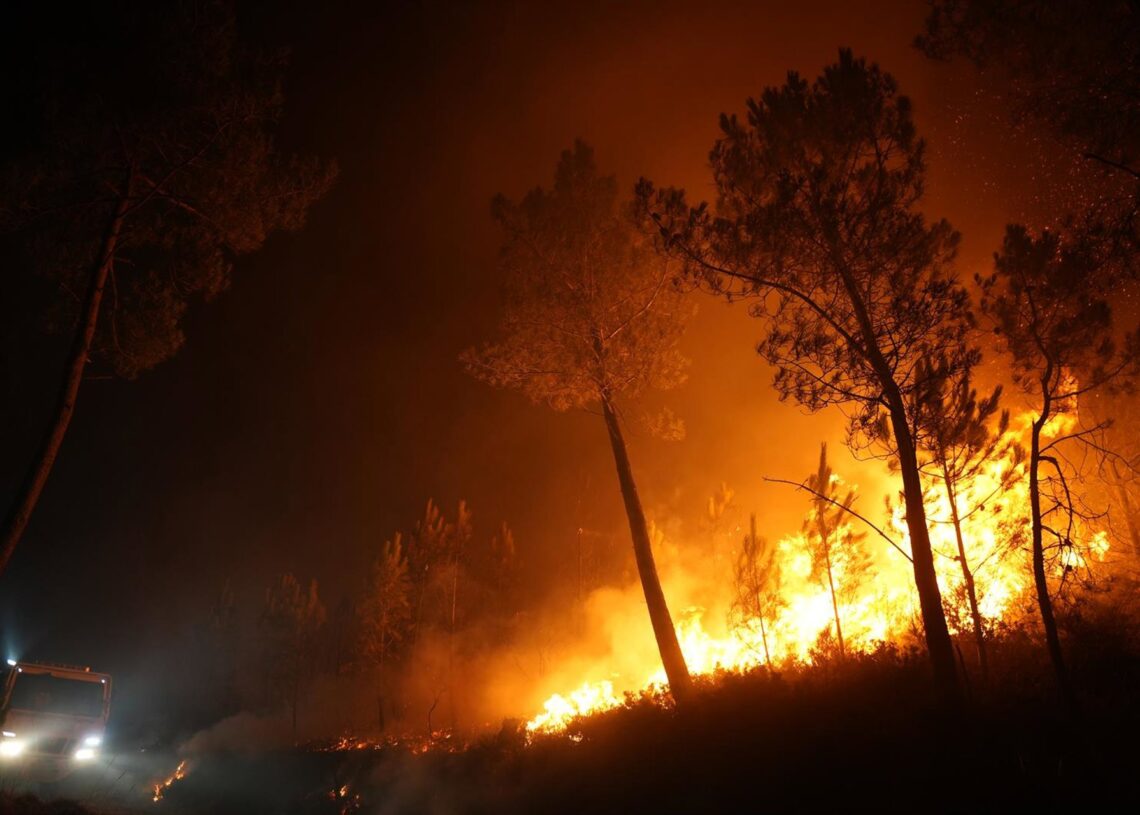 Vista del fuego en el Miradoiro do Alto da Picota, Gustavo de la Paz - Europa Press