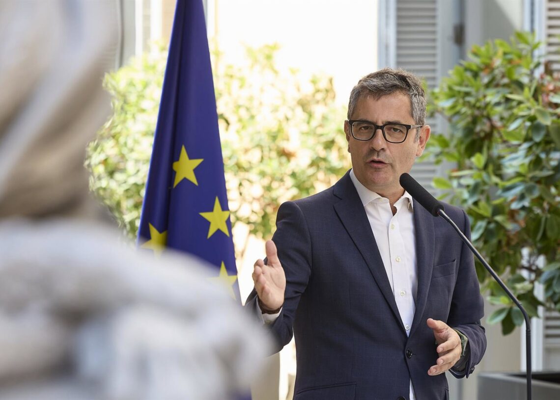 El ministro de la Presidencia, Justicia y Relaciones con las Cortes, Félix Bolaños, atiende a los medios de comunicación en el Palacio de Parcent, a 22 de agosto de 2025, en Madrid (España).Jesús Hellín - Europa Press