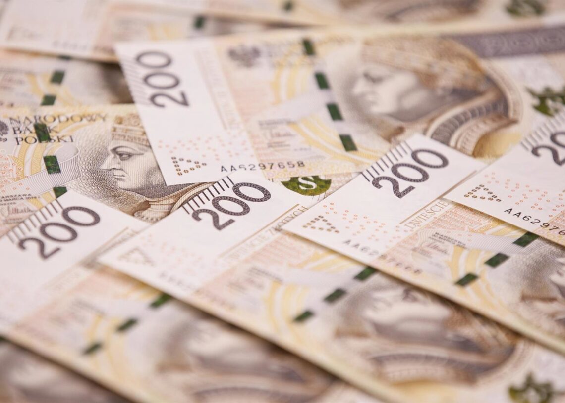 Archivo - Billetes de 200 eslotisANDRZEJ BARABASZ - Archivo