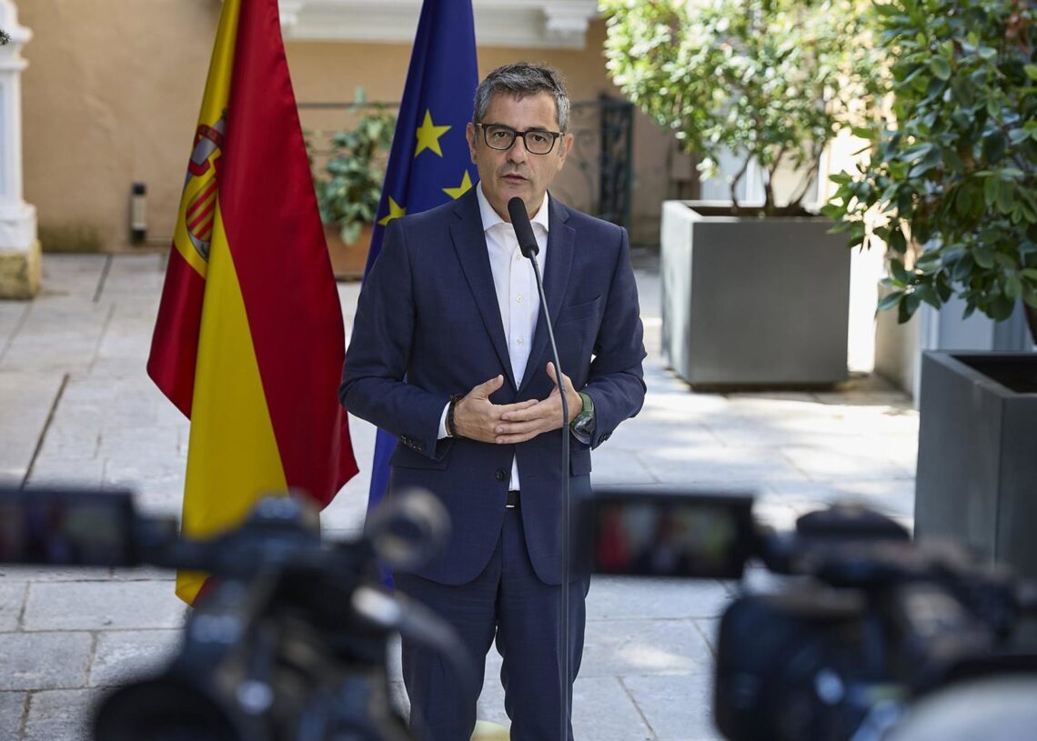 El ministro de la Presidencia, Justicia y Relaciones con las Cortes, Félix Bolaños, atiende a los medios de comunicación, en el Palacio de Parcent, a 22 de agosto de 2025, en Madrid (España). Jesús Hellín - Europa Press