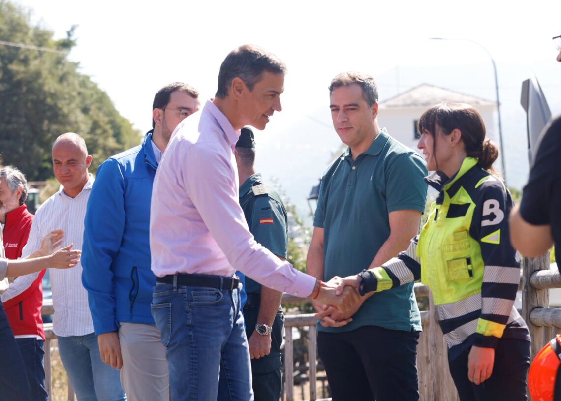 El presidente del Gobierno, Pedro Sánchez, acompañado por el ministro de Interior, Fernando Grande Marlaska, el presidente del Principado de Asturias, Adrián Barbón y la directora general de Protección Civil y emergencias, Virginia BarconesImanol Rimada - Europa Press