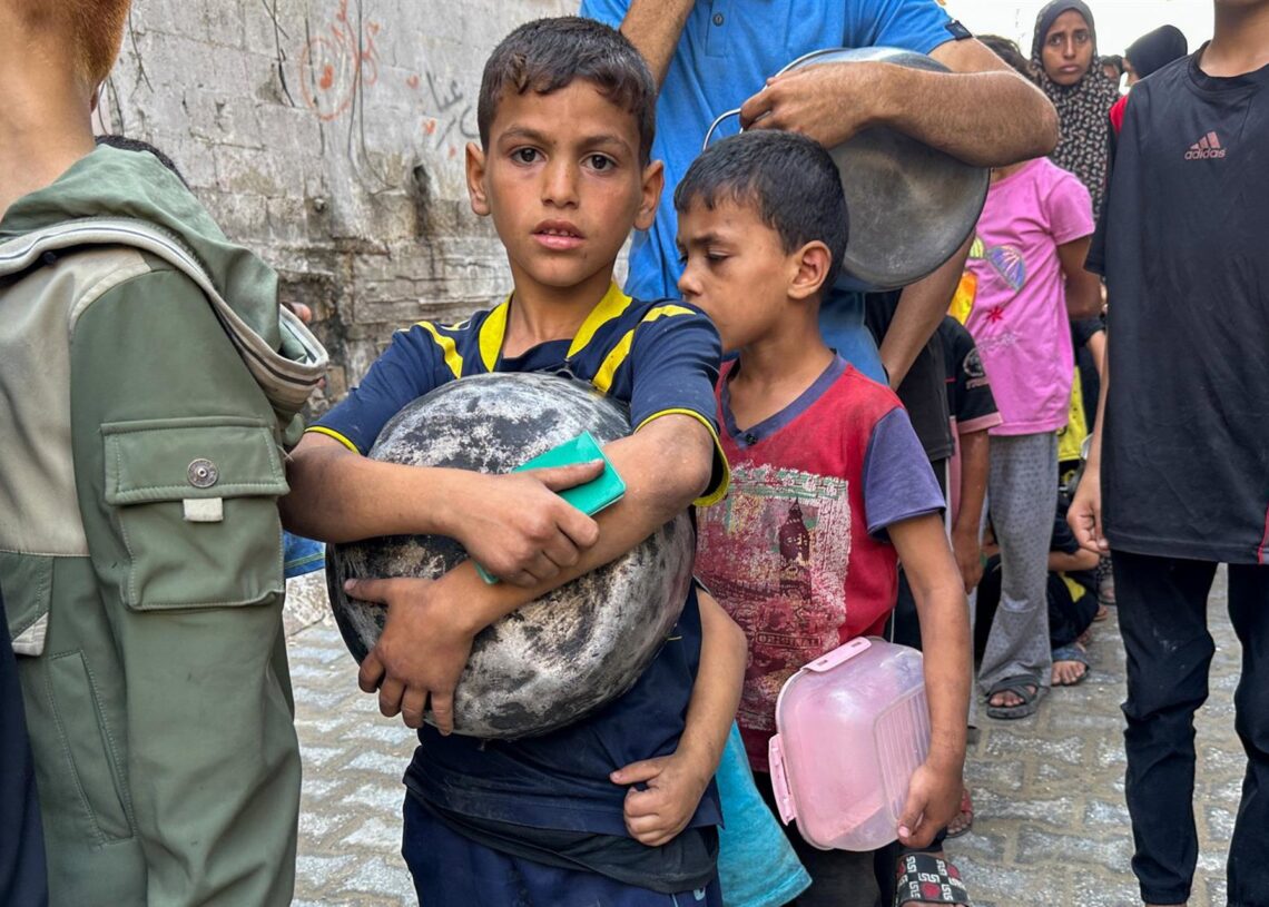 Archivo - Niños palestinos hacen cola para recibir comida en la Franja de Gaza, en medio de los ataques de Israel.Europa Press/Contacto/Hasan Alzaanin - Archivo