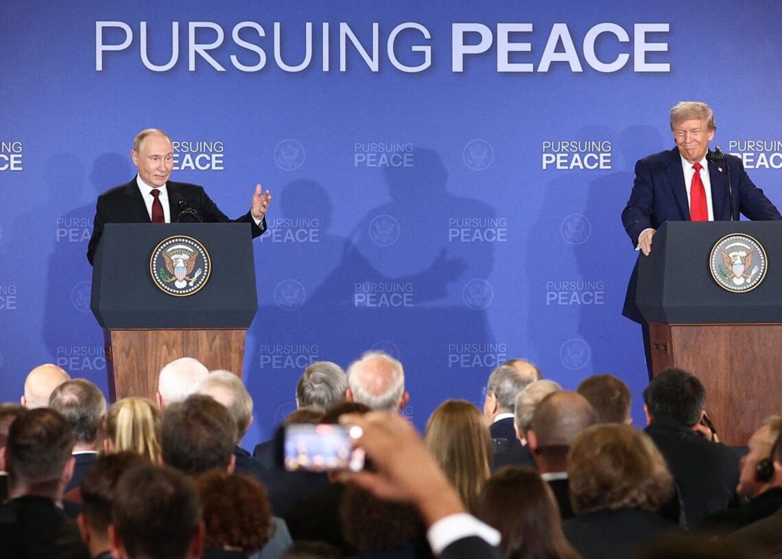 El presidente de Estados Unidos, Donald Trump, y el presidente de Rusia, Vladimir Putin, comparecen ante los medios-/Kremlin/dpa