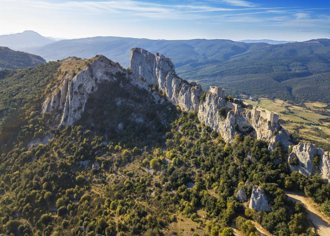 Archivo - Vista aérea del castillo cátaro de Peyrepertuse en Languedoc-Roussillon, Francia  Europa Press/Contacto/Sergi Reboredo - Archivo
