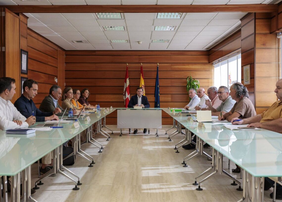 El presidente de la Junta, Alfonso Fernández Mañueco, mantiene un encuentro con las Organizaciones Profesionales Agrarias (OPAs) en la que se han abordado las medidas de apoyo al sector debido a los incendiosJCYL