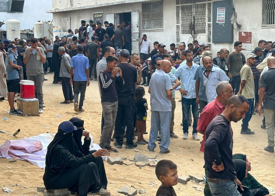 21 August 2025, Palestinian Territories, Gaza: People are seen outside a medical centre after a military strike by Israel. Photo: Omar Ashtawy/APA Images via ZUMA Press Wire/dpaOmar Ashtawy/APA Images via ZUMA / DPA