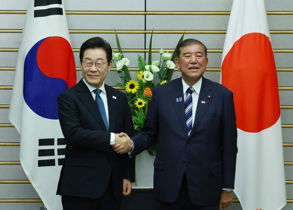 El presidente de Corea del Sur, Lee Jae Myung (I) y el primer ministro de Japón, Shigeru Ishiba, durante su cumbre en Tokio, a 23 de agosto de 2025 Kim Kyung-Hoon/SOPA Images via Z / DPA