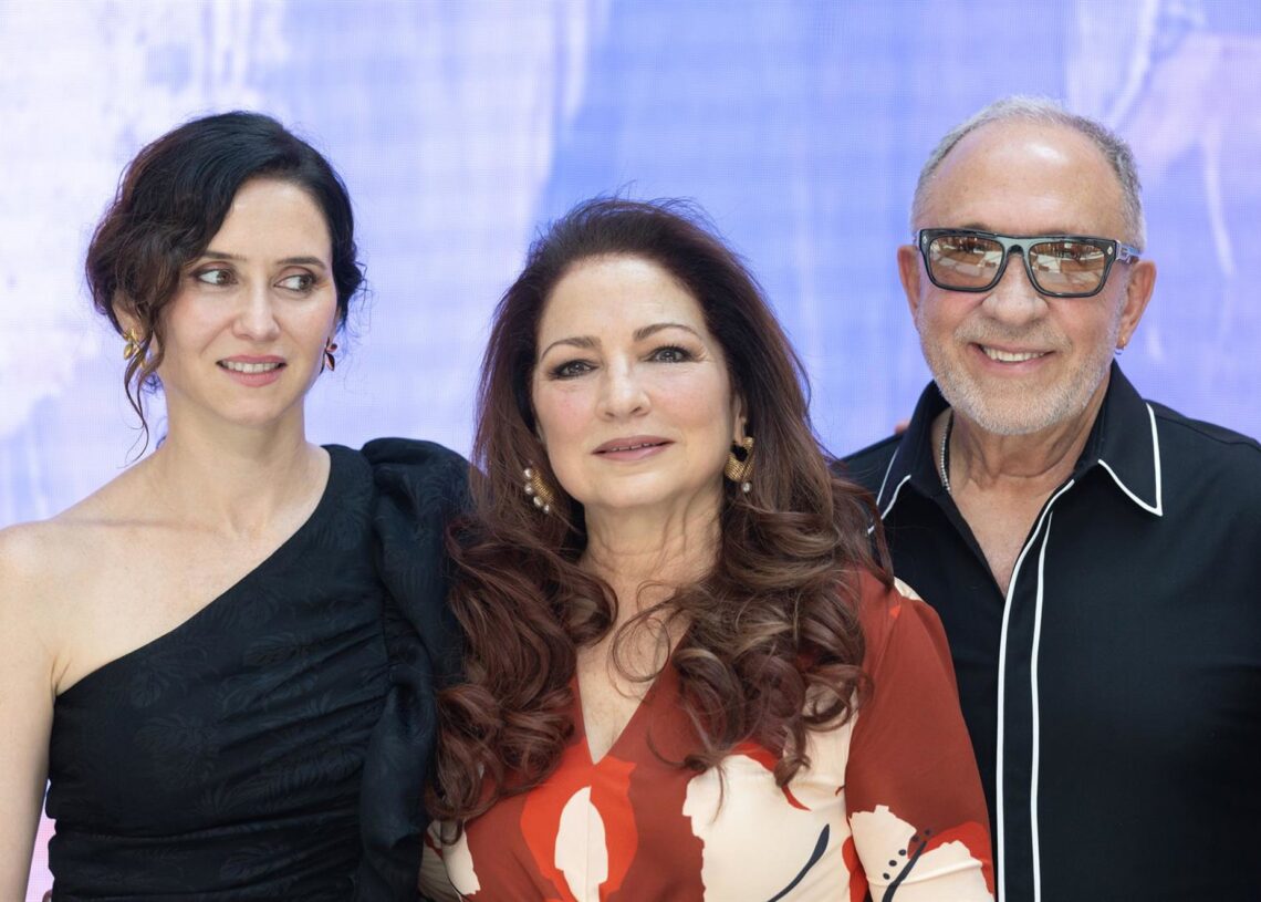 Archivo - La presidenta de la Comunidad de Madrid, Isabel Díaz Ayuso; la cantante Gloria Estefan y su marido Emilio Estefan, durante la presentación de la programación de Hispanidad 2025Eduardo Parra - Europa Press - Archivo