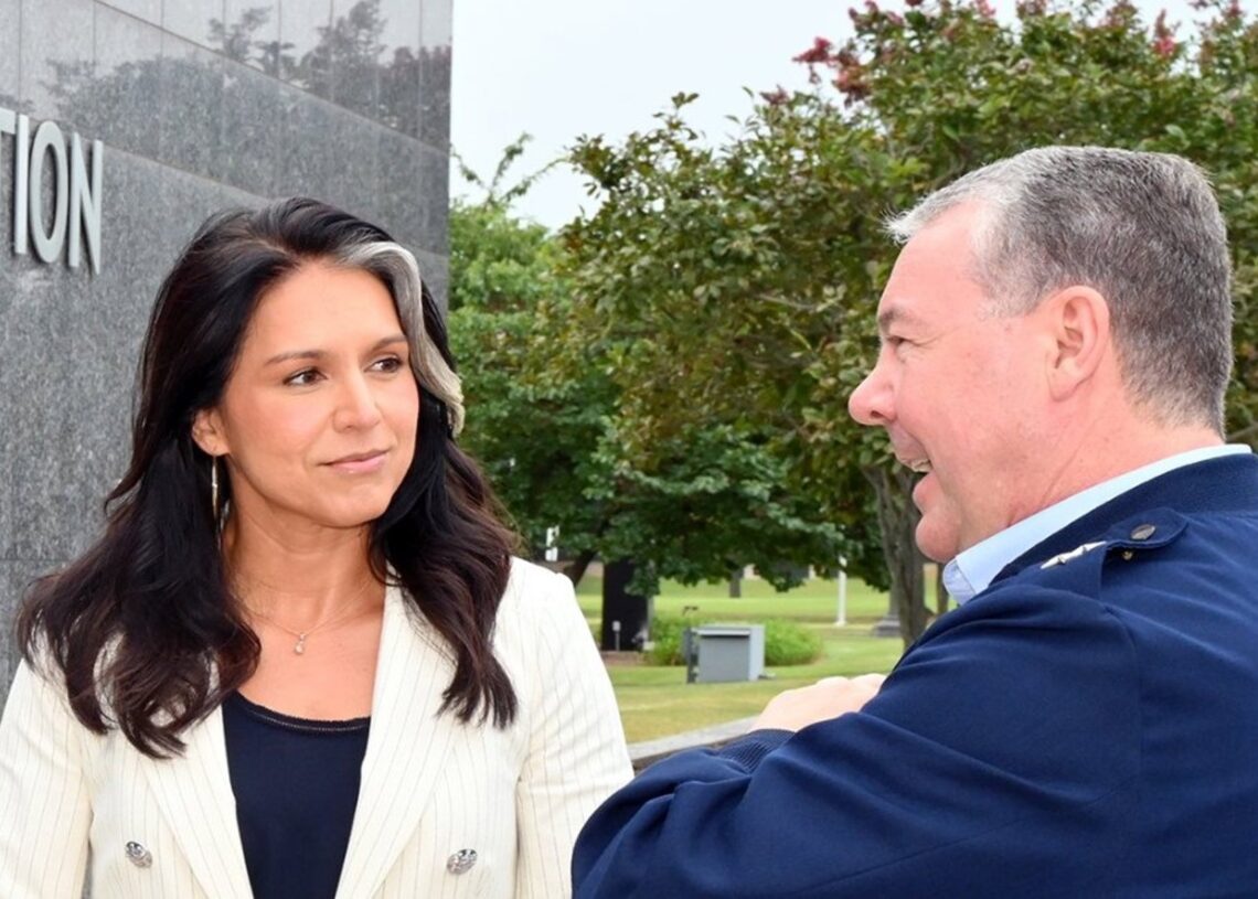 La directora de la Agencia de Seguridad Nacional, Tulsi Gabbard, y el hasta ahora jefe de la Agencia de Inteligencia del Pentágono, el general Jeffrey KruseDEPARTAMENTO DE DEFENSA DE EEUU / X
