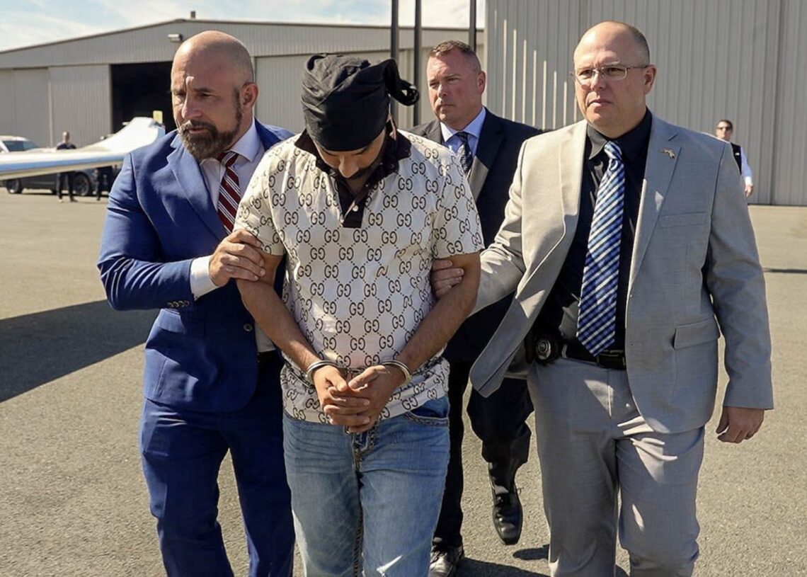 El vicegobernador de Florida, Jay Collins, escolta al conductor indio Harjinder Singh, detenido por causar un accidente de tráficoJAY COLLINS / X