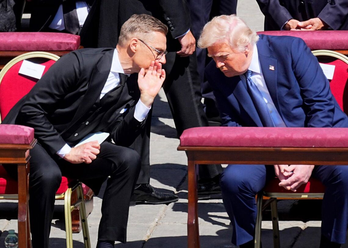 Archivo - El presidente de Finlandia, Alexander Stubb, y el presidente de EEUU, Donald Trump Michael Kappeler/dpa - Archivo
