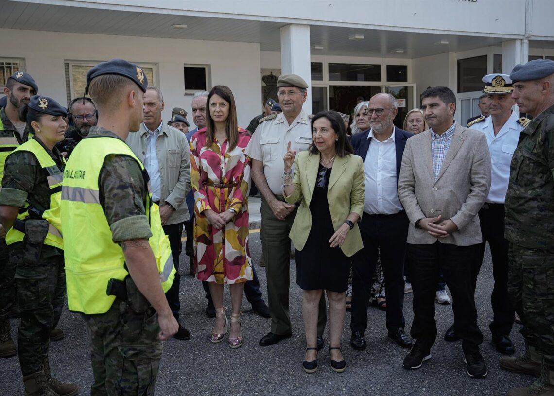 La ministra de Defensa, Margarita Robles (c), junto a la conselleira de Medio Rural, Maria José Gómez (c-i), y el Delegado del Gobierno en Galicia, Pedro Blanco (c-d), durante su visita a la Brigada ‘Galicia’ VII, en la Base General Morillo, a 23 de agostAdrián Irago - Europa Press