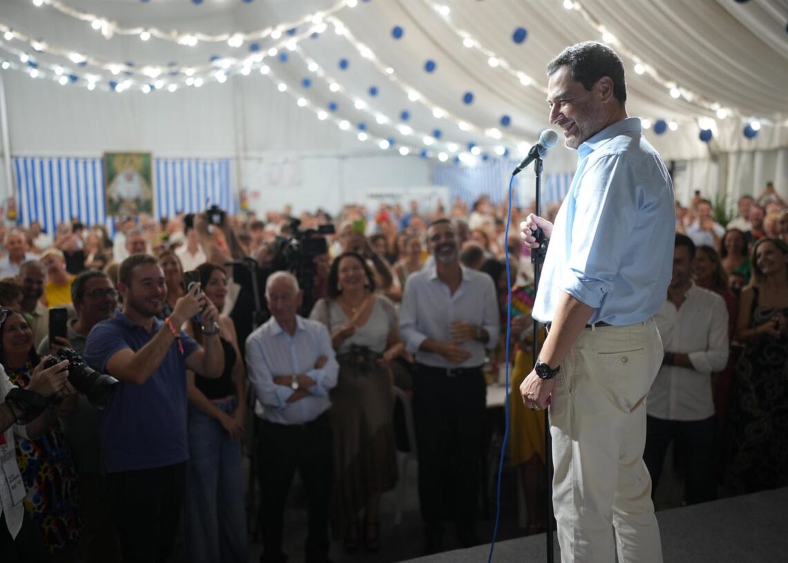 El presidente de la Junta de Andalucía y del Partido Porpular andaluz, Juanma Moreno, en la caseta del PP en el recinto ferial de Almería.PP DE ANDALUCÍA