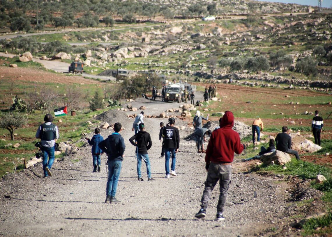 Archivo - Imagen de archivo de enfrentamientos entre militares israelíes y jóvenes palestinos en Al Mughayir (Cisjordania)Europa Press/Contacto/Ahmad Arouri - Archivo
