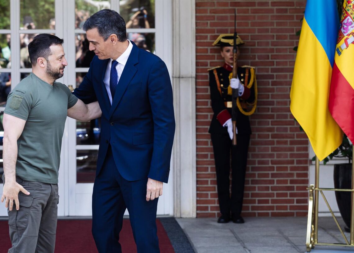 Archivo - El presidente de Ucrania, Volodimir Zelenski (i), es recibido por el presidente del Gobierno, Pedro Sánchez (d), a su llegada a un encuentro en el Palacio de La Moncloa, a 27 de mayo de 2024, en Madrid (España). Carlos Luján - Europa Press - Archivo