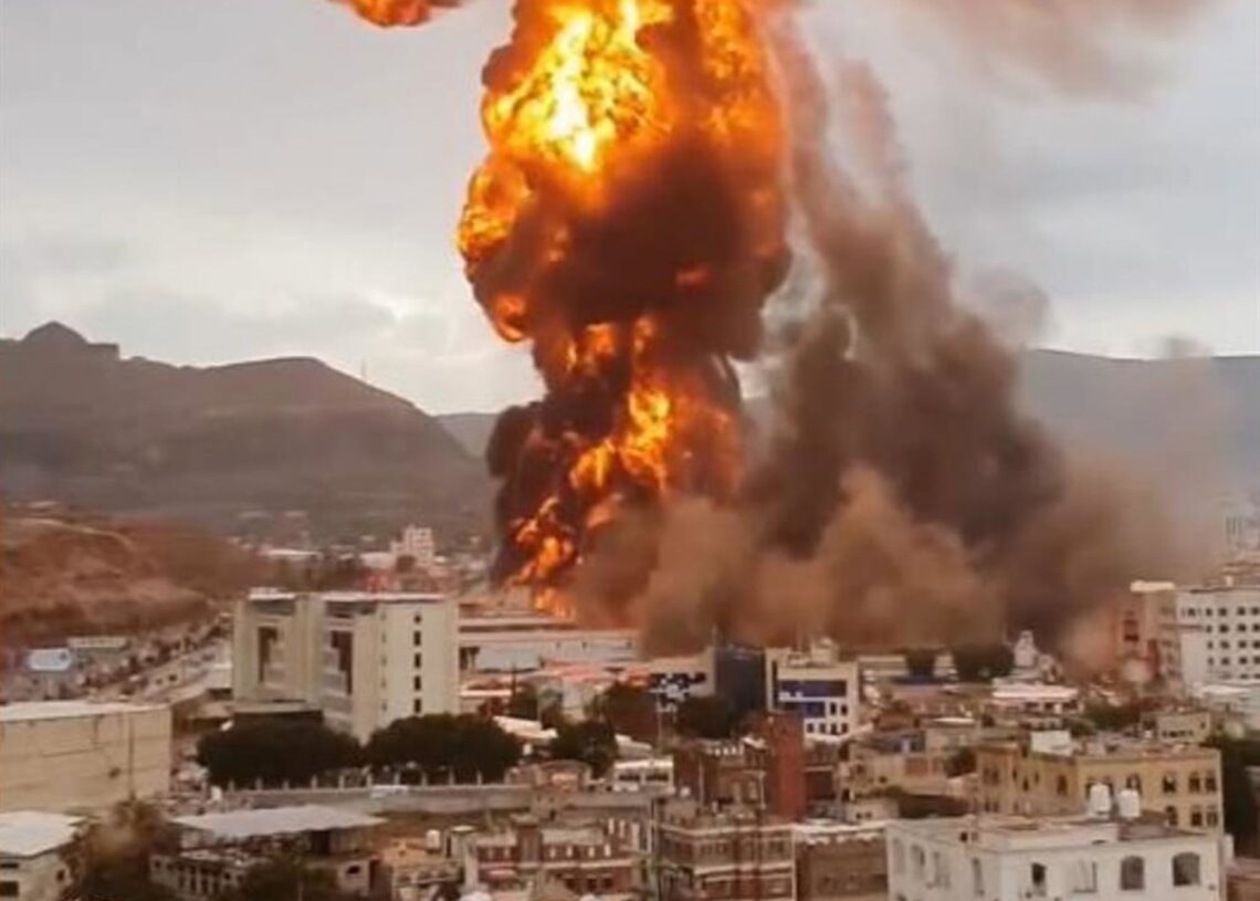 Esta captura de pantalla tomada de un vídeo grabado con un teléfono muestra llamas y humo elevándose durante los ataques aéreos en Saná, YemenEuropa Press/Contacto/Xinhua