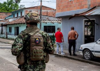 Archivo - Efectivo del Ejército colombiano patrulla las calles de una localidad Europa Press/Contacto/Sebastian Marmolejo