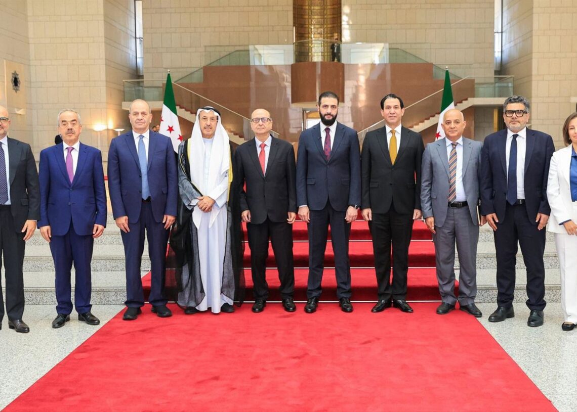 El presidente sirio, Ahmed al Shara, en el centro, acompañado por periodistas árabesPRESIDENCIA DE SIRIA EN TELEGRAM