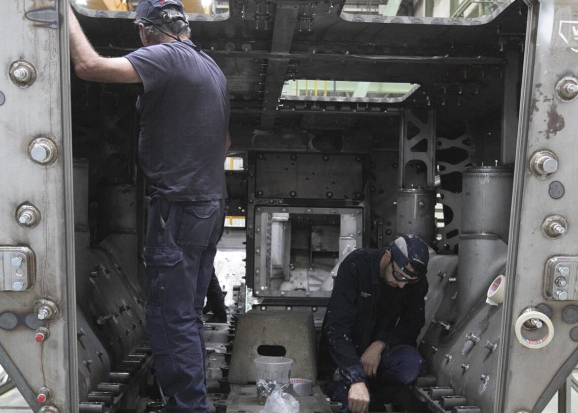 Archivo - Operarios trabajando en una fábrica en AsturiasJorge Peteiro - Europa Press - Archivo