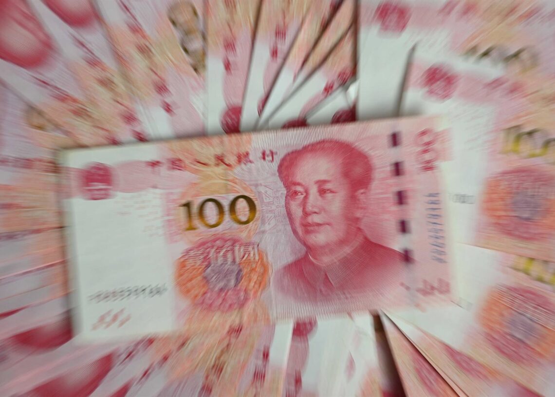 Archivo - FILED - 12 December 2023, China, Beijing: Several bills, each with a value of 100 Chinese yuan, lie on a table. Photo: Johannes Neudecker/dpaJohannes Neudecker/dpa - Archivo