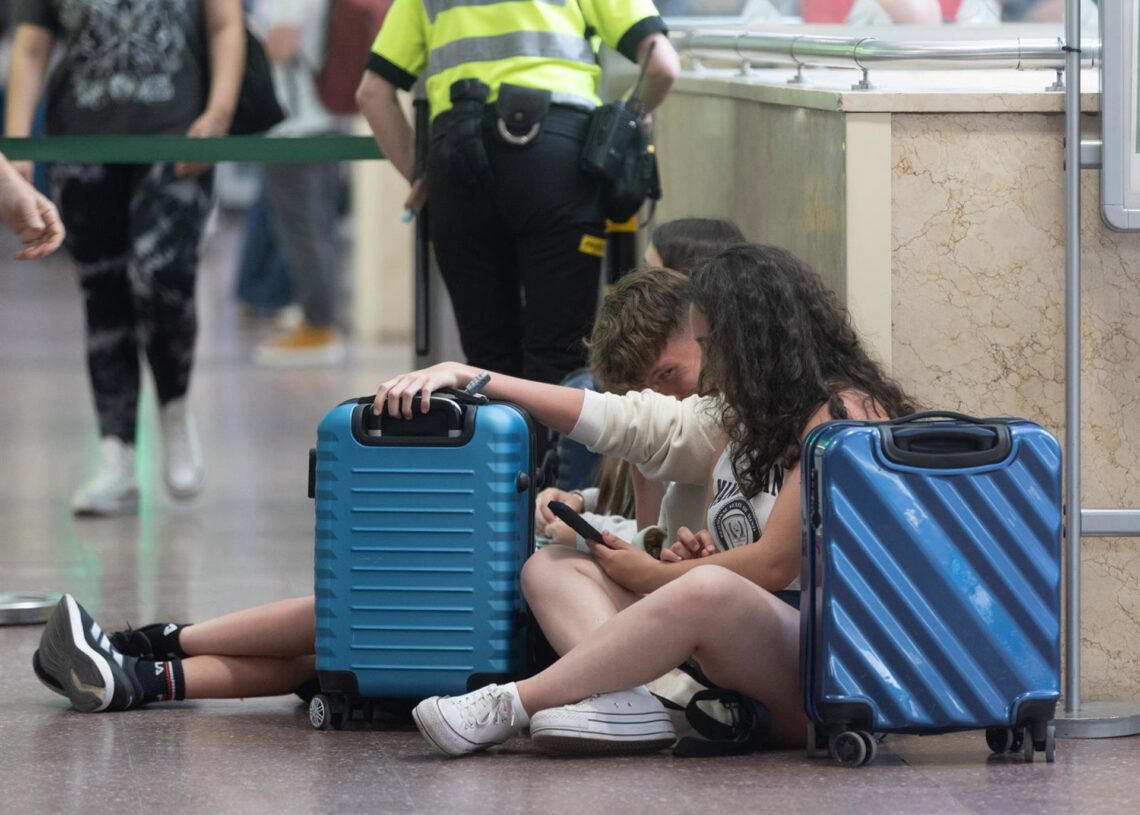 Archivo - Varias personas con maletas en la estación de Chamartín, a 19 de junio de 2024, en Madrid (España). Eduardo Parra - Europa Press - Archivo