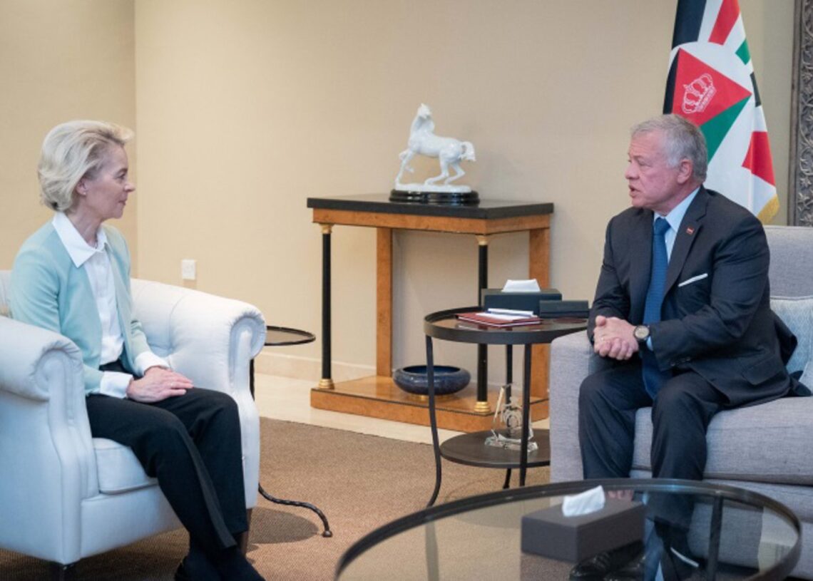 Archivo - El rey Abdalá II de Jordania (d) recibe en Amán a la presidenta de la Comisión Europea, Ursula von der Leyen (i)CASA REAL DE JORDANIA - Archivo
