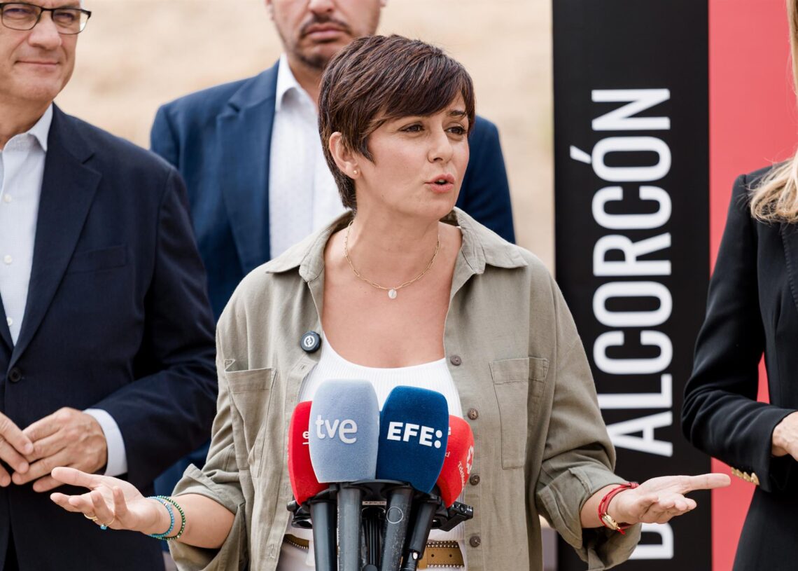 La ministra de Vivienda y Agenda Urbana, Isabel Rodríguez, durante una reunión con la alcaldesa de Alcorcón, Candelaria Testa y el rector de la Universidad Rey Juan Carlos, Abraham Duarte, en el Ayuntamiento de Alcorcón, a 25 de agosto de 2025Carlos Luján - Europa Press