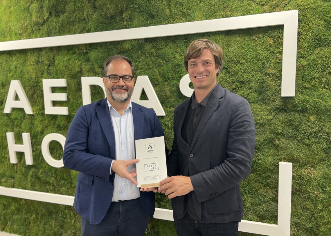 Diego Demaría, director de sostenibilidad de Aedas Homes, y Pablo Martínez, director de Prescipción de Cortizo.AEDAS HOMES