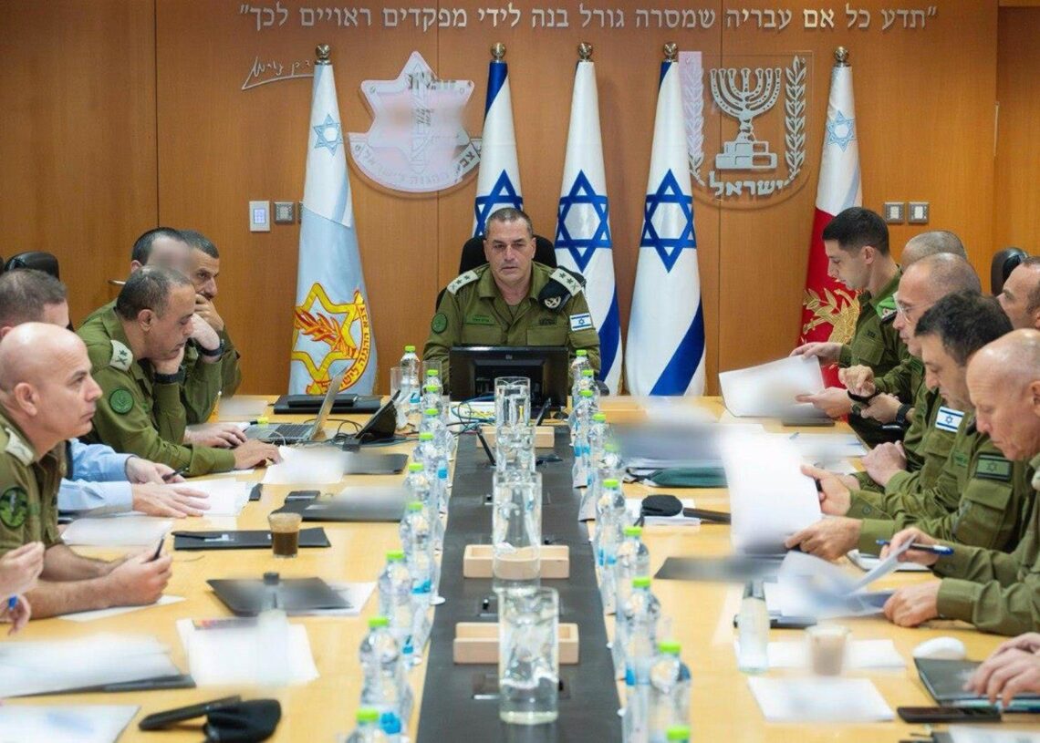 Eyal Zamir, jefe del Estado Mayor de las Fuerzas de Defensa de Israel, preside una reunión de altos mandos.Europa Press/Contacto/IDF