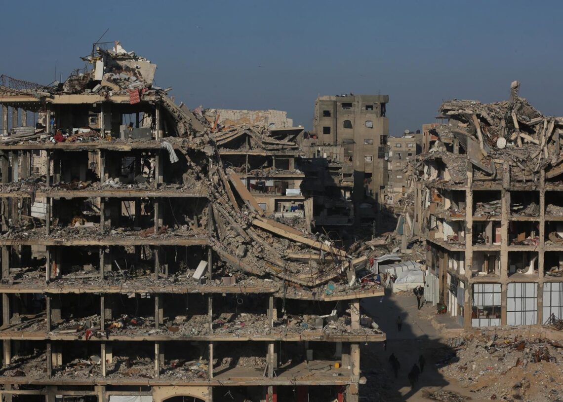 Archivo - Imagen de archivo de edificios destruidos por los bombardeos israelíes en la Franja de GazaOmar Ashtawy  Apaimages / Zuma Press / ContactoPho