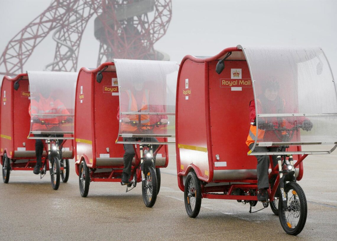 Archivo - 19 March 2019, England, London: Post people ride e-Trikes during the unveiling of the zero-carbon emission e-Trikes, which are predominantly powered by a combination of solar, battery and brake technology, and will be trialled by Royal Mail at tTim Ireland/PA Wire/dpa - Archivo