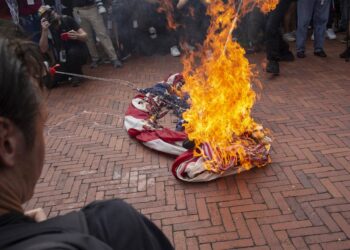 Archivo - Quema de una bandera estadounidense en Washington durante una manifestación contra una visita del primer ministro israelí, Benjamin NetanyahuEuropa Press/Contacto/Probal Rashid - Archivo