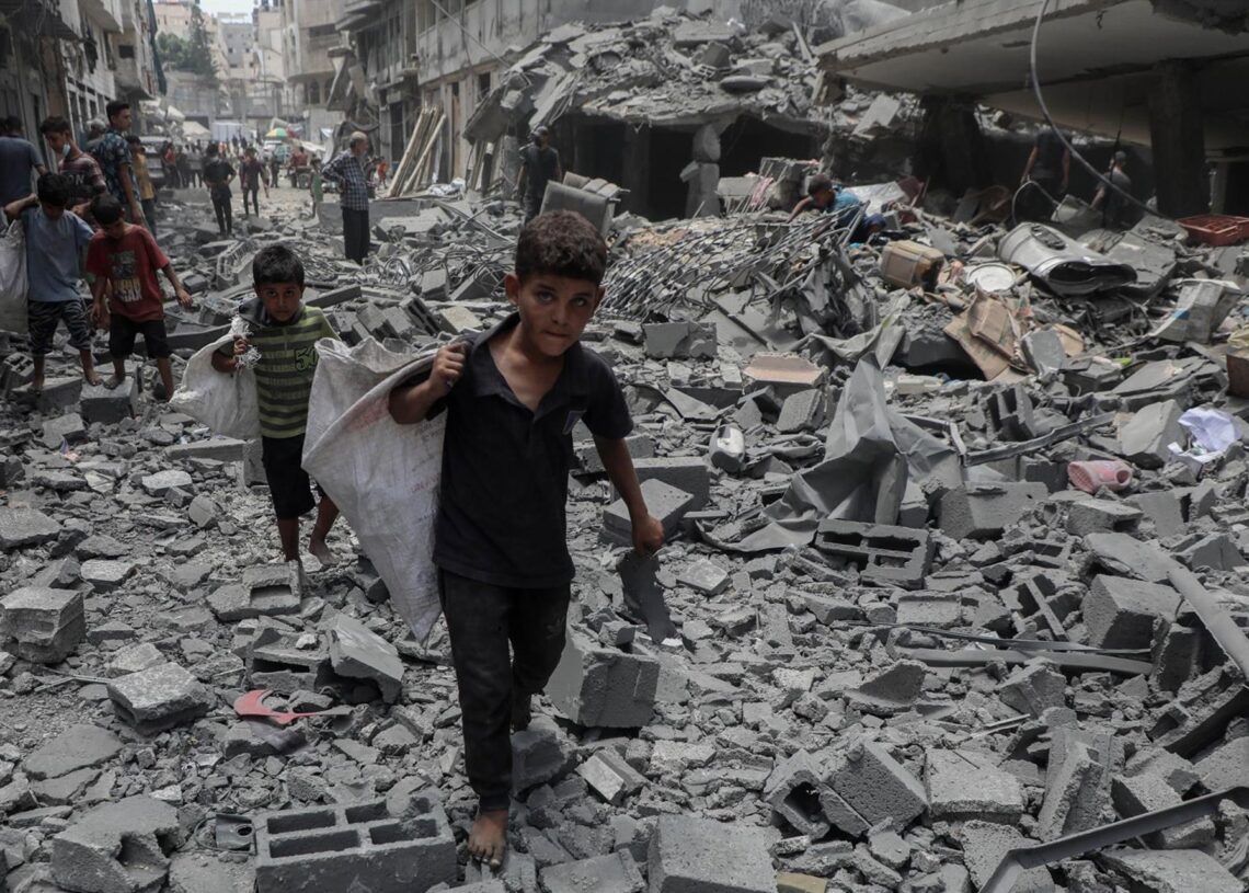 Civiles entre los escombros de edificios en la Franja de Gaza (archivo)Europa Press/Contacto/Rizek Abdeljawad