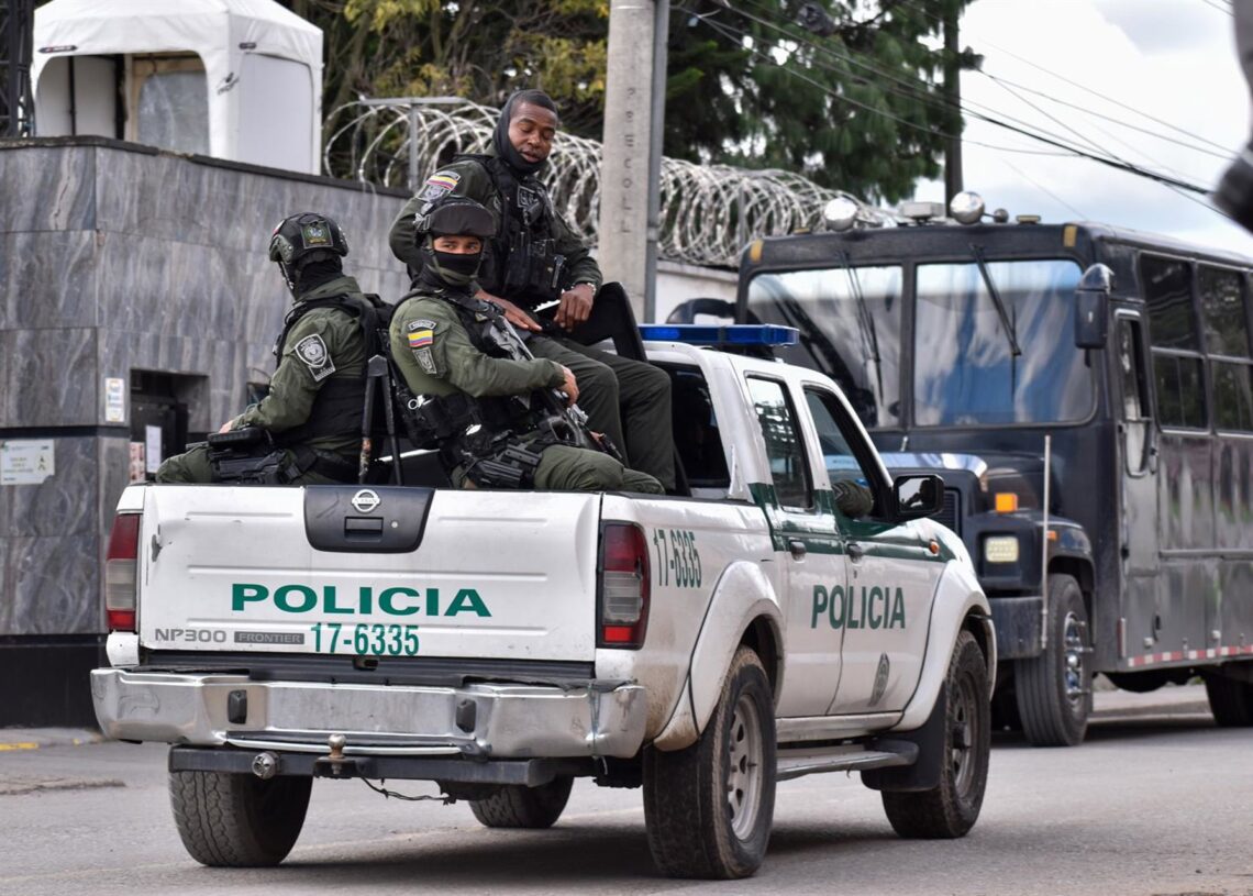 Archivo - Fuerzas de seguridad patrullan los exteriores de una cárcel en Bogotá, Colombia Europa Press/Contacto/Cristian Bayona - Archivo