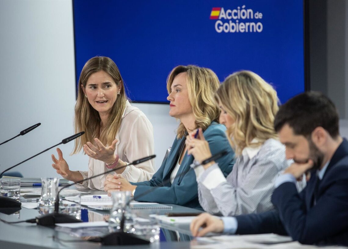 Archivo - La vicepresidenta tercera y ministra para la Transición Ecológica y el Reto Demográfico, Sara Aagesen (1i), durante la rueda de prensa tras el Consejo de Ministros, en el Palacio de la Moncloa, a 11 de febrero de 2025, en Madrid (España). Alejandro Martínez Vélez - Europa Press - Archivo