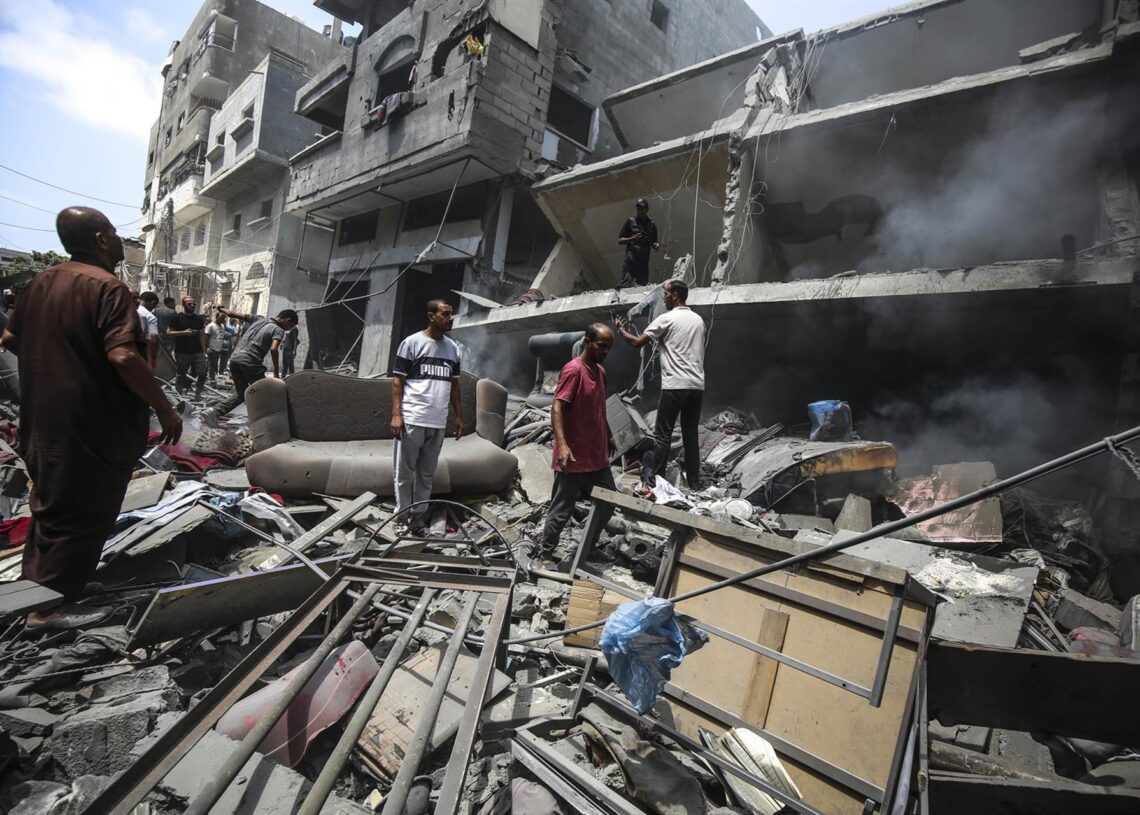 Palestinos examinan los escombros tras un ataque israelí en ciudad de GazaEuropa Press/Contacto/Omar Ashtawy