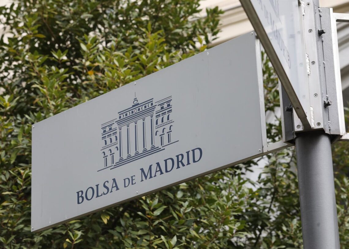 Archivo - Cartel colocado en las inmediaciones del edificio de La Bolsa de Madrid en Madrid (España)Marta Fernández Jara - Europa Press - Archivo
