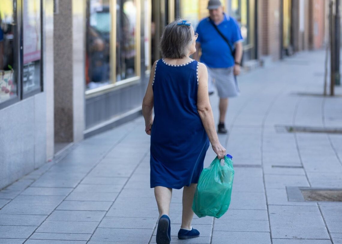 Archivo - Una mujer pensionista caminando por la calle con una bolsa de la compraEDUARDO PARRA / EUROPA PRESS - Archivo